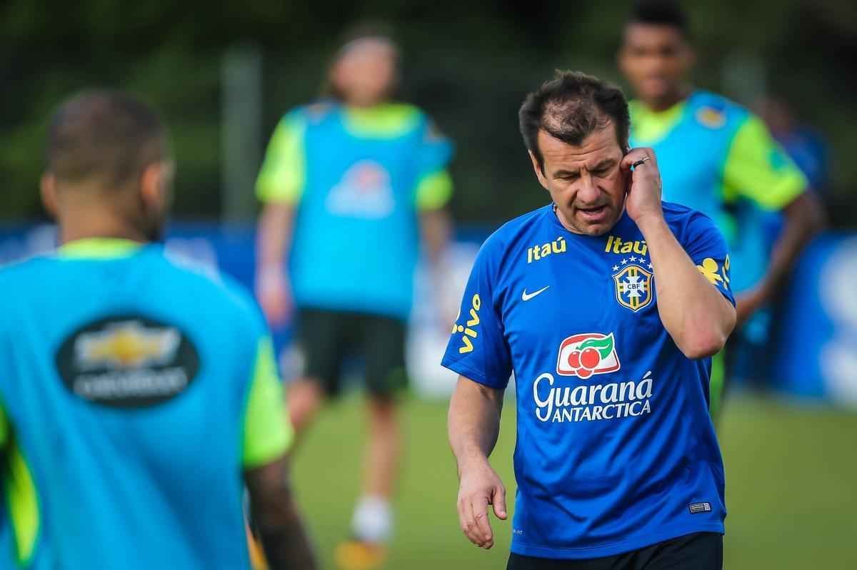 Gil e Ricardo Oliveira, respectivamente, foram testados no time titular durante treinamento realizado neste domingo, em um hotel na cidade de Viamo, interior do Rio Grande do Sul.