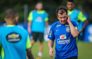 Gil e Ricardo Oliveira, respectivamente, foram testados no time titular durante treinamento realizado neste domingo, em um hotel na cidade de Viamo, interior do Rio Grande do Sul.