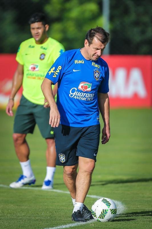 Gil e Ricardo Oliveira, respectivamente, foram testados no time titular durante treinamento realizado neste domingo, em um hotel na cidade de Viamo, interior do Rio Grande do Sul.
