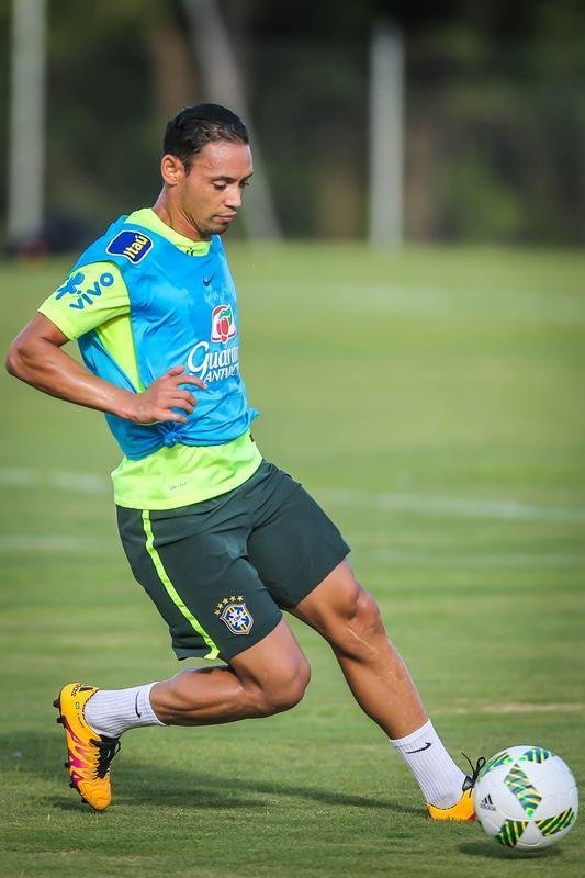Gil e Ricardo Oliveira, respectivamente, foram testados no time titular durante treinamento realizado neste domingo, em um hotel na cidade de Viamo, interior do Rio Grande do Sul.