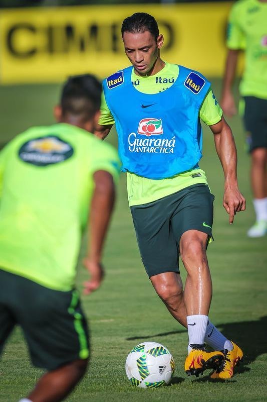 Gil e Ricardo Oliveira, respectivamente, foram testados no time titular durante treinamento realizado neste domingo, em um hotel na cidade de Viamo, interior do Rio Grande do Sul.