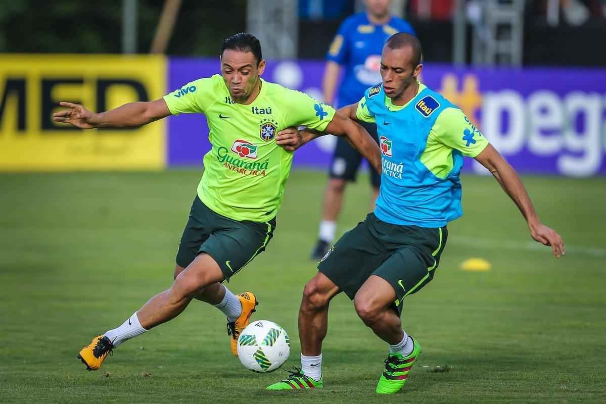 Gil e Ricardo Oliveira, respectivamente, foram testados no time titular durante treinamento realizado neste domingo, em um hotel na cidade de Viamo, interior do Rio Grande do Sul.