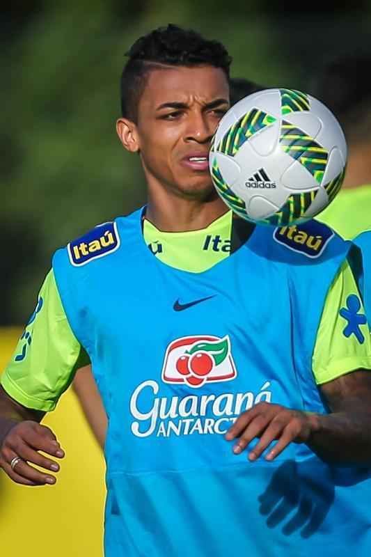 Gil e Ricardo Oliveira, respectivamente, foram testados no time titular durante treinamento realizado neste domingo, em um hotel na cidade de Viamo, interior do Rio Grande do Sul.
