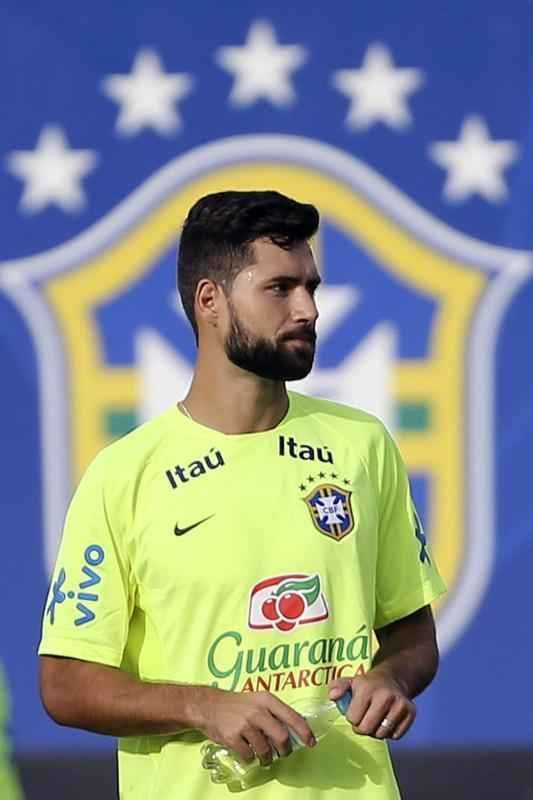 Gil e Ricardo Oliveira, respectivamente, foram testados no time titular durante treinamento realizado neste domingo, em um hotel na cidade de Viamo, interior do Rio Grande do Sul.