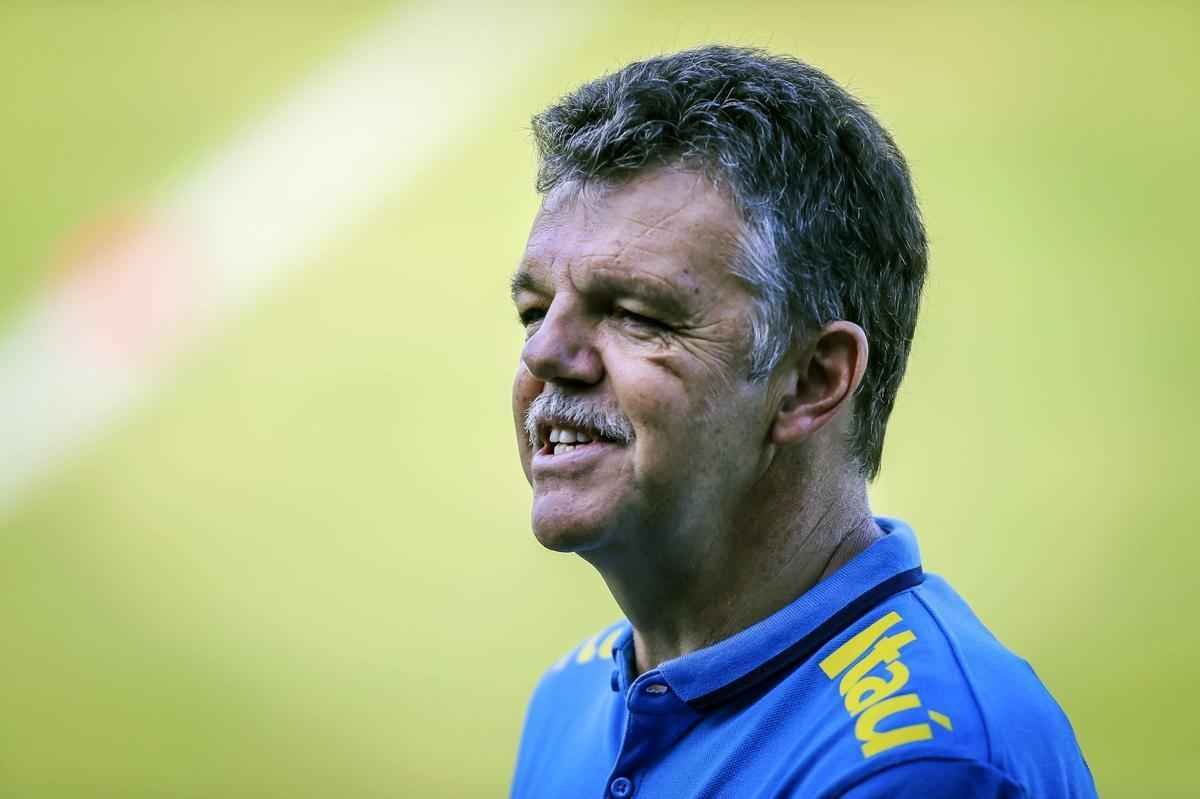 Gil e Ricardo Oliveira, respectivamente, foram testados no time titular durante treinamento realizado neste domingo, em um hotel na cidade de Viamo, interior do Rio Grande do Sul.