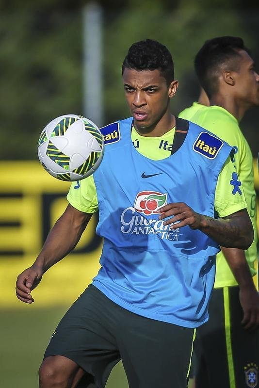 Gil e Ricardo Oliveira, respectivamente, foram testados no time titular durante treinamento realizado neste domingo, em um hotel na cidade de Viamo, interior do Rio Grande do Sul.