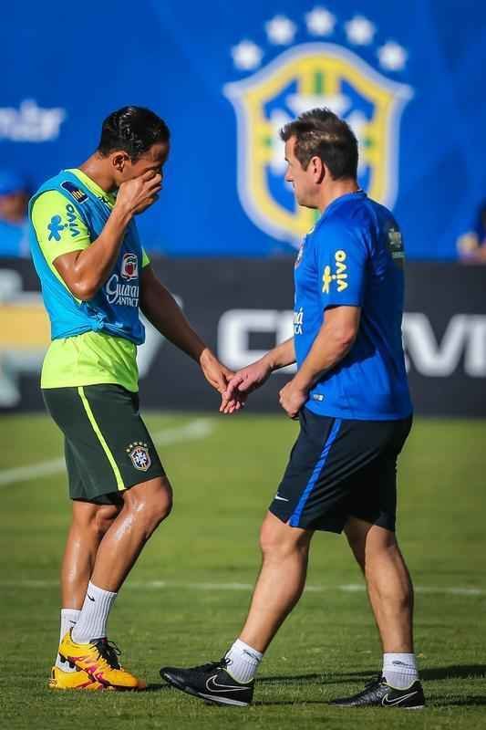 Gil e Ricardo Oliveira, respectivamente, foram testados no time titular durante treinamento realizado neste domingo, em um hotel na cidade de Viamo, interior do Rio Grande do Sul.