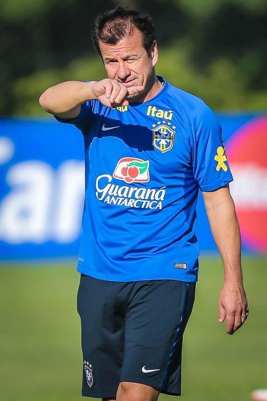 Gil e Ricardo Oliveira, respectivamente, foram testados no time titular durante treinamento realizado neste domingo, em um hotel na cidade de Viamo, interior do Rio Grande do Sul.