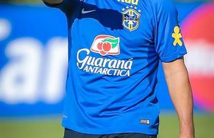 Gil e Ricardo Oliveira, respectivamente, foram testados no time titular durante treinamento realizado neste domingo, em um hotel na cidade de Viamo, interior do Rio Grande do Sul.
