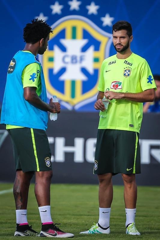 Gil e Ricardo Oliveira, respectivamente, foram testados no time titular durante treinamento realizado neste domingo, em um hotel na cidade de Viamo, interior do Rio Grande do Sul.