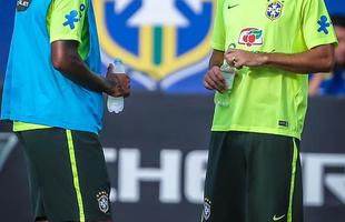 Gil e Ricardo Oliveira, respectivamente, foram testados no time titular durante treinamento realizado neste domingo, em um hotel na cidade de Viamo, interior do Rio Grande do Sul.