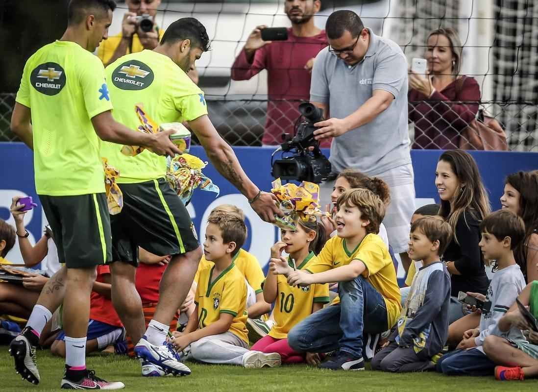 Neste domingo, jogadores entregaram chocolates de Pscoa para crianas de Viamo