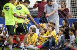 Neste domingo, jogadores entregaram chocolates de Pscoa para crianas de Viamo