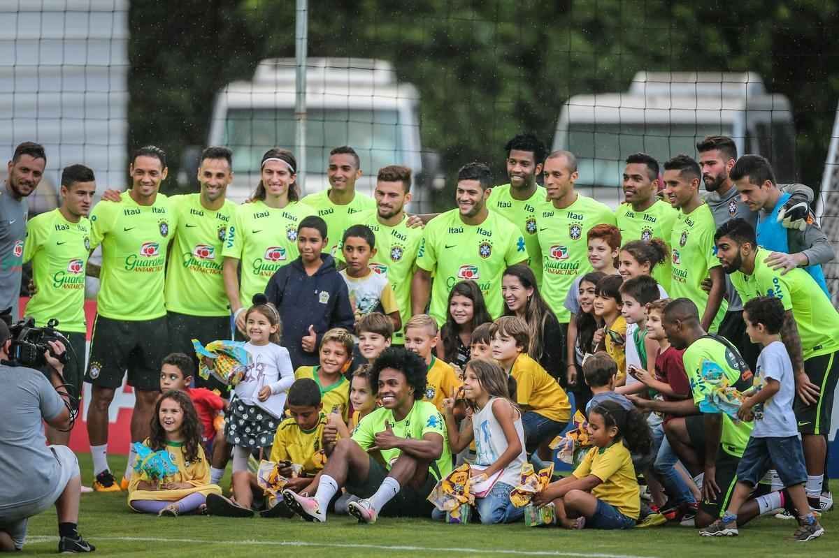 Neste domingo, jogadores entregaram chocolates de Pscoa para crianas de Viamo