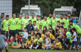 Neste domingo, jogadores entregaram chocolates de Pscoa para crianas de Viamo