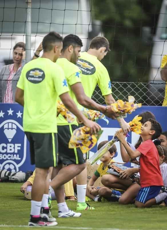 Neste domingo, jogadores entregaram chocolates de Pscoa para crianas de Viamo