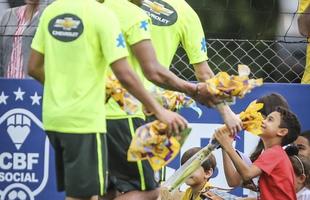 Neste domingo, jogadores entregaram chocolates de Pscoa para crianas de Viamo