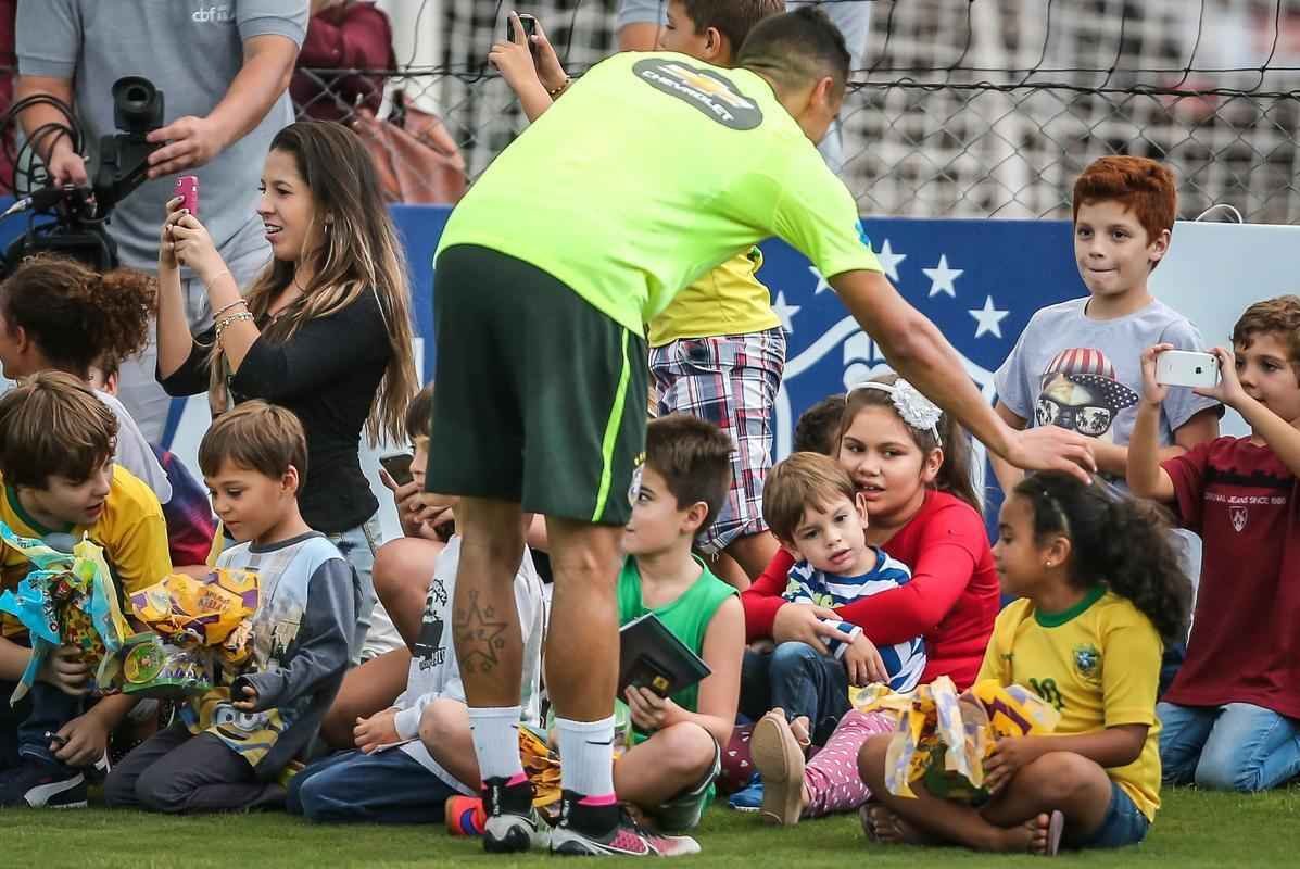Neste domingo, jogadores entregaram chocolates de Pscoa para crianas de Viamo