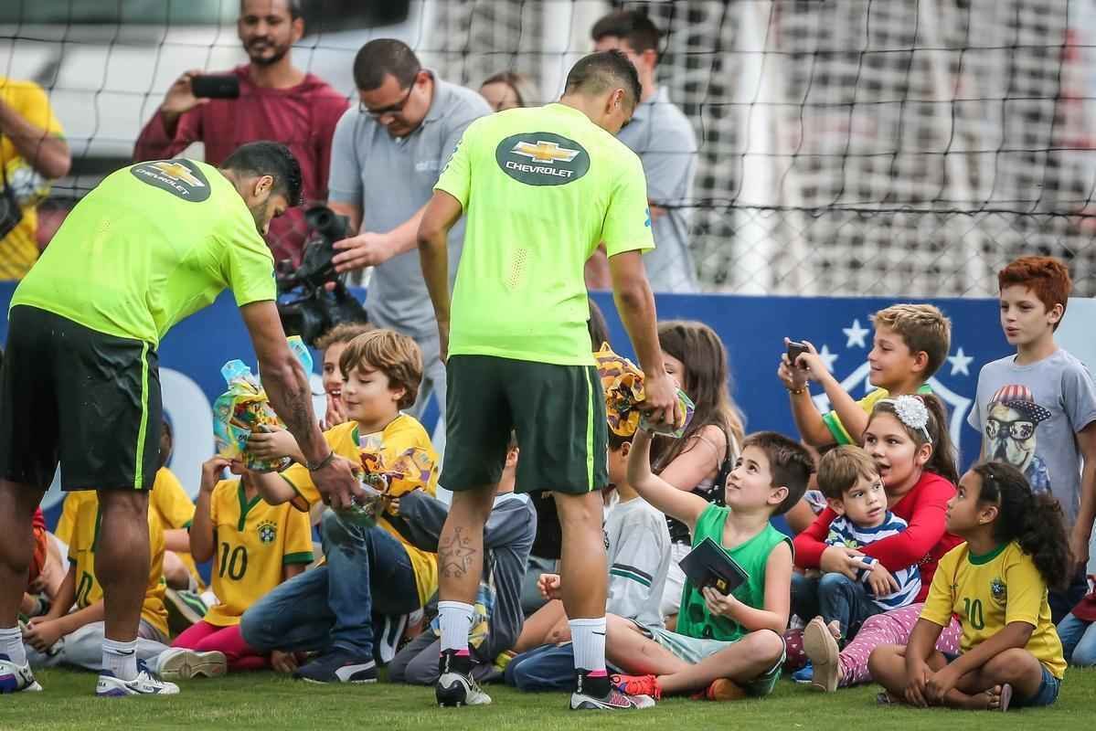 Neste domingo, jogadores entregaram chocolates de Pscoa para crianas de Viamo