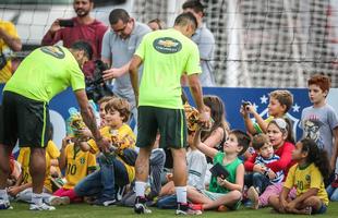 Neste domingo, jogadores entregaram chocolates de Pscoa para crianas de Viamo