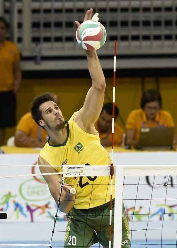 Veja fotos do muso da Seleo Brasileira de Vlei, Renan Zanatta