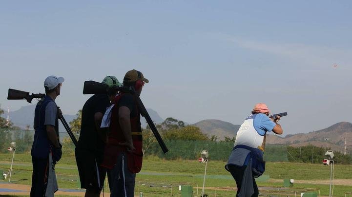 Centro conta com instalaes permanentes para atletas e oficiais tcnicos, e est equipado com estandes para todas as modalidades do tiro esportivo