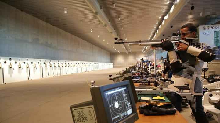 Centro conta com instalações permanentes para atletas e oficiais técnicos, e está equipado com estandes para todas as modalidades do tiro esportivo