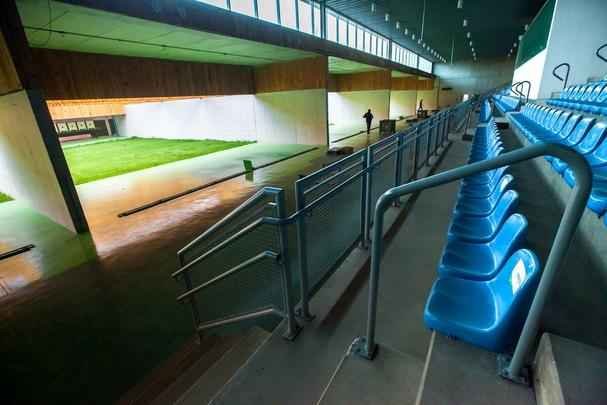 Centro conta com instalaes permanentes para atletas e oficiais tcnicos, e est equipado com estandes para todas as modalidades do tiro esportivo