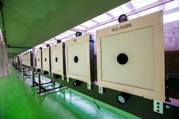 Centro conta com instalaes permanentes para atletas e oficiais tcnicos, e est equipado com estandes para todas as modalidades do tiro esportivo