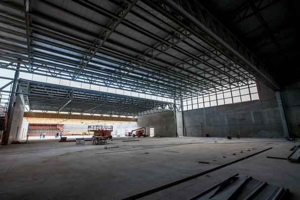 Centro conta com instalaes permanentes para atletas e oficiais tcnicos, e est equipado com estandes para todas as modalidades do tiro esportivo