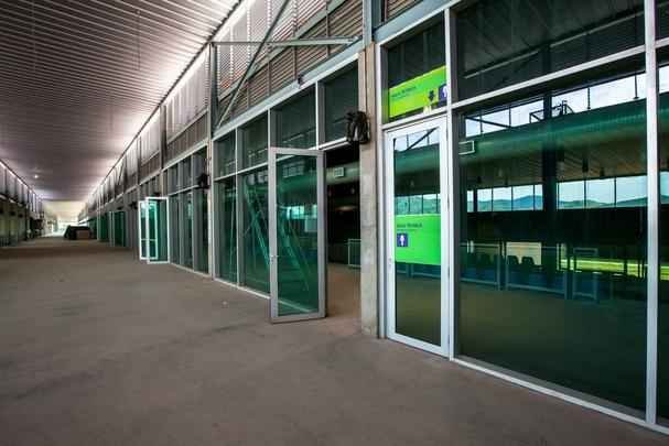 Centro conta com instalaes permanentes para atletas e oficiais tcnicos, e est equipado com estandes para todas as modalidades do tiro esportivo