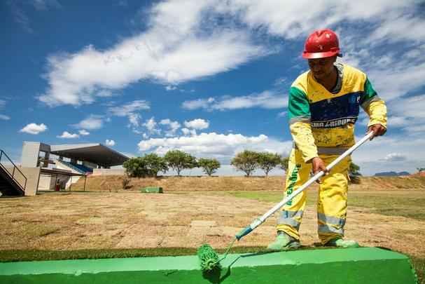 Centro conta com instalaes permanentes para atletas e oficiais tcnicos, e est equipado com estandes para todas as modalidades do tiro esportivo