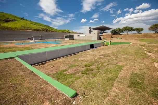 Centro conta com instalaes permanentes para atletas e oficiais tcnicos, e est equipado com estandes para todas as modalidades do tiro esportivo