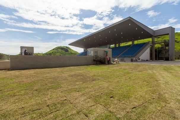 Centro conta com instalaes permanentes para atletas e oficiais tcnicos, e est equipado com estandes para todas as modalidades do tiro esportivo