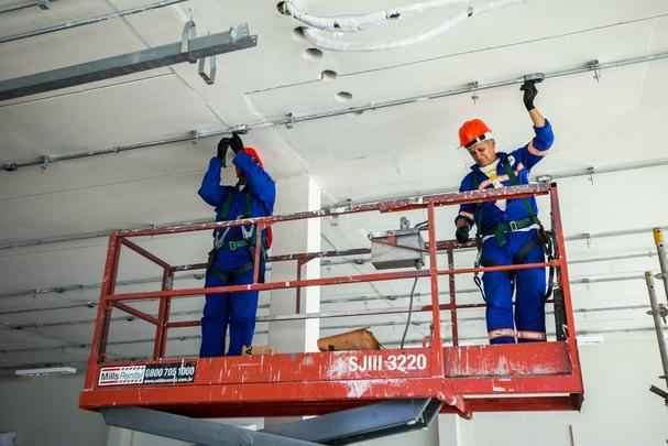 Centro conta com instalaes permanentes para atletas e oficiais tcnicos, e est equipado com estandes para todas as modalidades do tiro esportivo