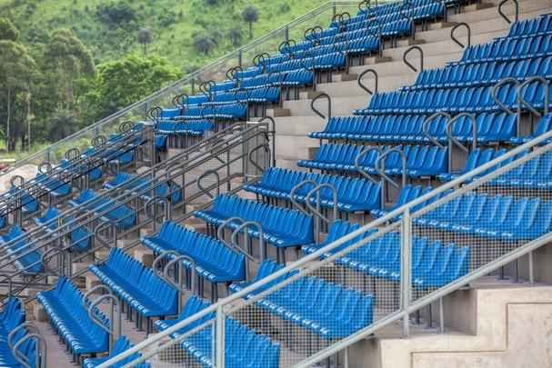 Centro conta com instalaes permanentes para atletas e oficiais tcnicos, e est equipado com estandes para todas as modalidades do tiro esportivo