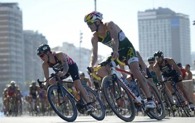 O local  regularmente utilizado para competies internacionais de triatlo. Os percursos de ciclismo e corrida estendem-se ao longo da praia.