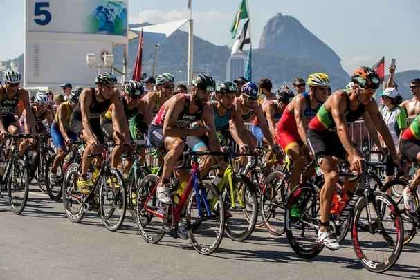 O local  regularmente utilizado para competies internacionais de triatlo. Os percursos de ciclismo e corrida estendem-se ao longo da praia.