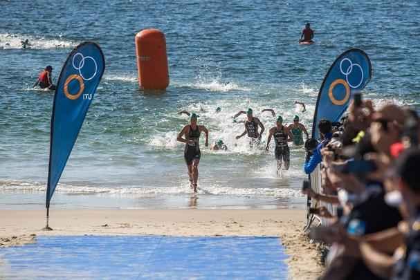 O local  regularmente utilizado para competies internacionais de triatlo. Os percursos de ciclismo e corrida estendem-se ao longo da praia.