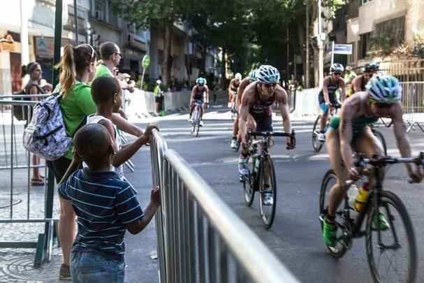 O local  regularmente utilizado para competies internacionais de triatlo. Os percursos de ciclismo e corrida estendem-se ao longo da praia.