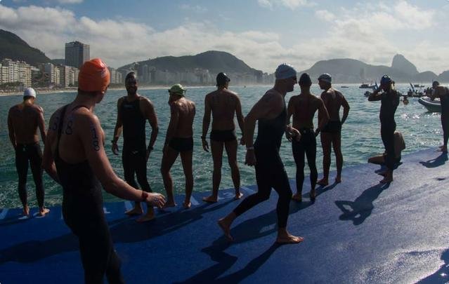 O local  regularmente utilizado para competies internacionais de triatlo. Os percursos de ciclismo e corrida estendem-se ao longo da praia.