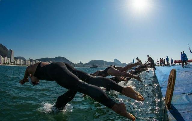O local  regularmente utilizado para competies internacionais de triatlo. Os percursos de ciclismo e corrida estendem-se ao longo da praia.