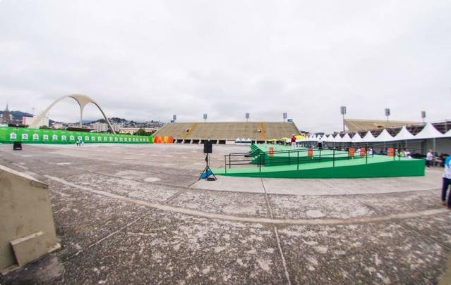 A instalao passou por reforma para os Jogos. Para a maratona, 30 mil espectadores ocuparo lugares ao longo dos 600 metros da passarela do samba. Local ainda receber provas de tiro com arco
