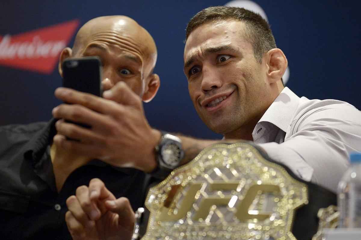 Imagens da coletiva do UFC 198, no Rio de Janeiro - Jacar e Werdum em momento de descontrao