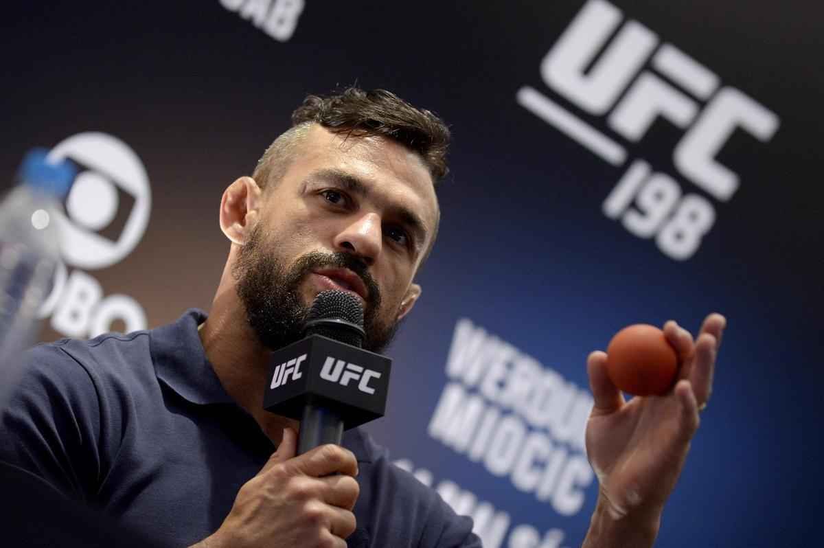 Imagens da coletiva do UFC 198, no Rio de Janeiro - Vitor Belfort em ao na entrevista