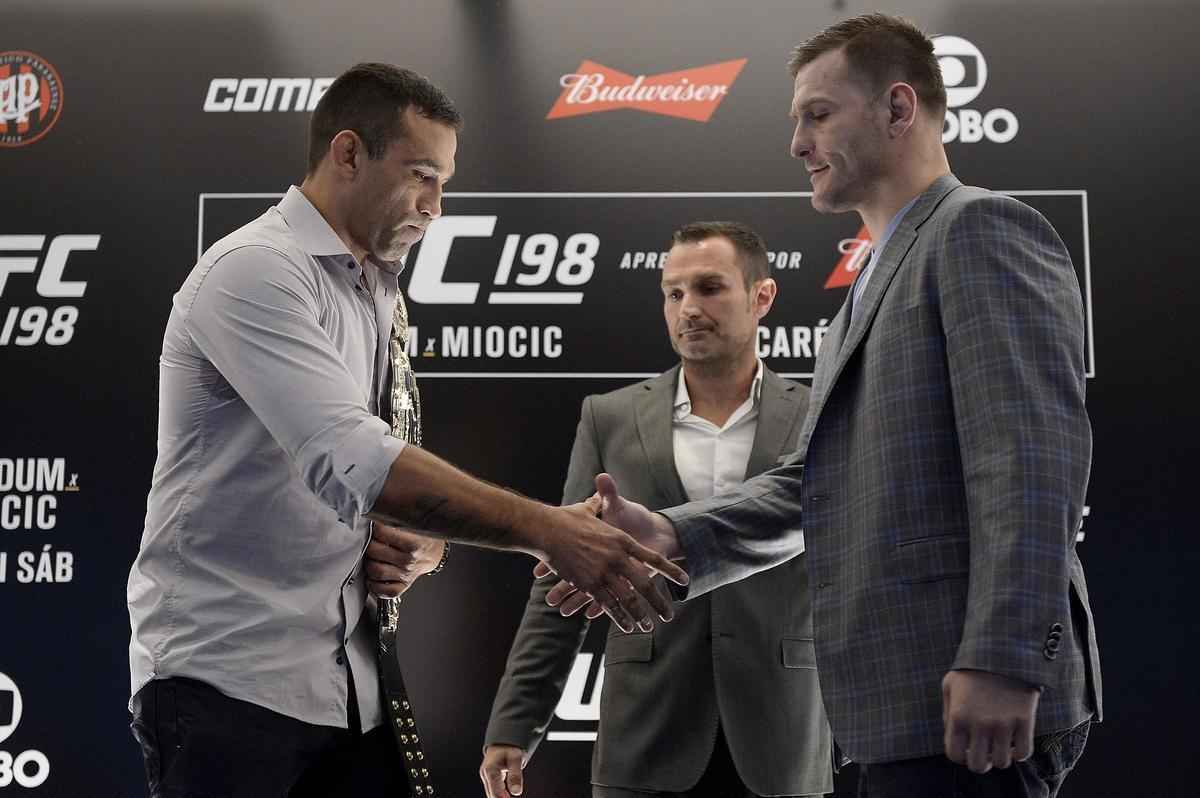 Imagens da coletiva do UFC 198, no Rio de Janeiro - Werdum cumprimenta Miocic aps encarada