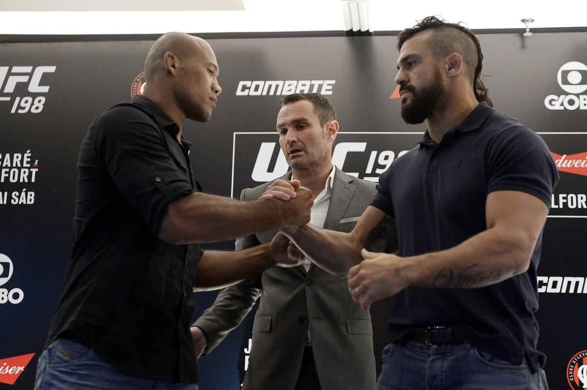 Imagens da coletiva do UFC 198, no Rio de Janeiro - Jacar e Belfort se cumprimentam