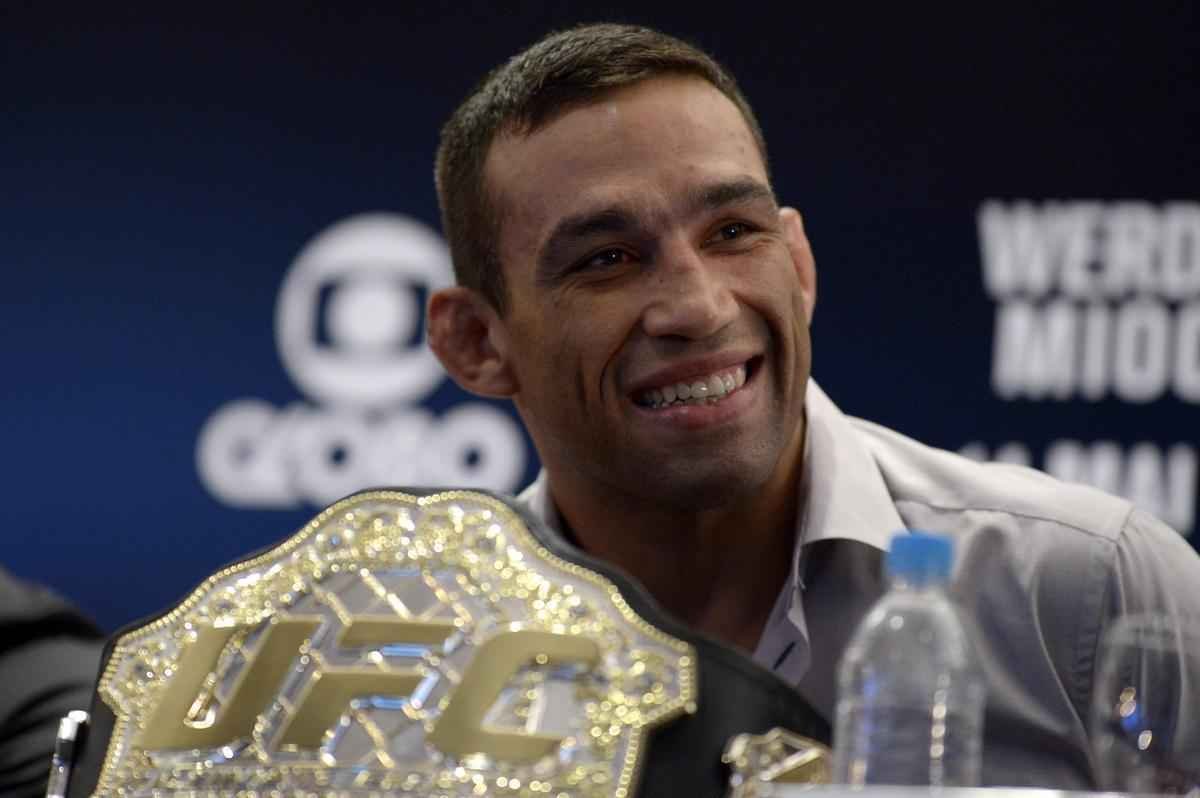 Imagens da coletiva do UFC 198, no Rio de Janeiro - Werdum e o cinturo peso pesado