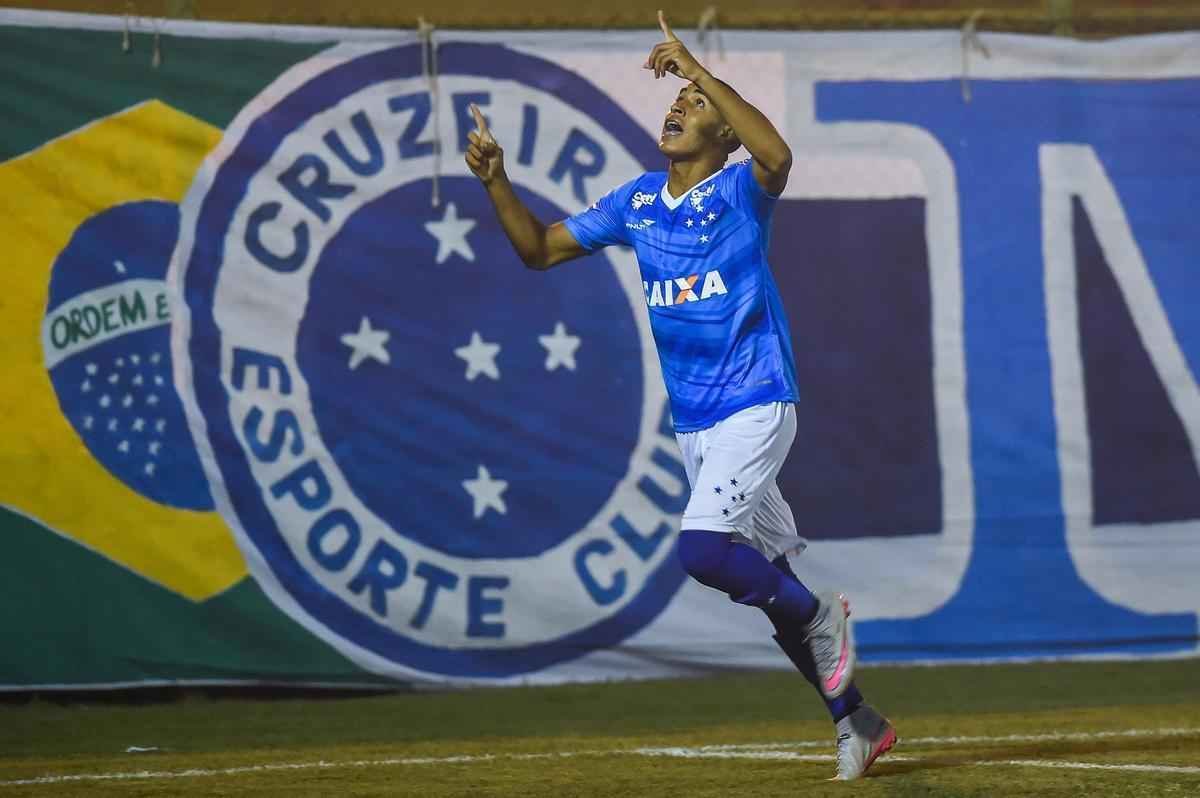 Com muitos atletas juniores, time celeste fez teste no Estdio Municipal de Ibirit