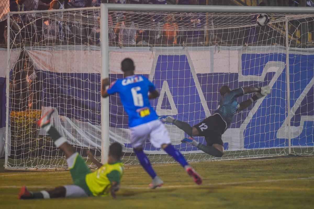 Com muitos atletas juniores, time celeste fez teste no Estdio Municipal de Ibirit